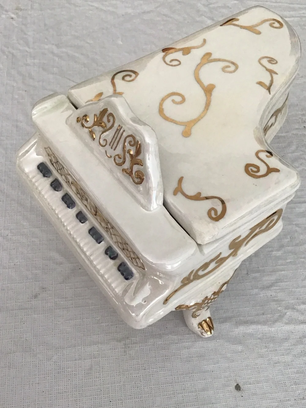 Ceramic White & Gold Grand Piano Jewelry Box.  #252